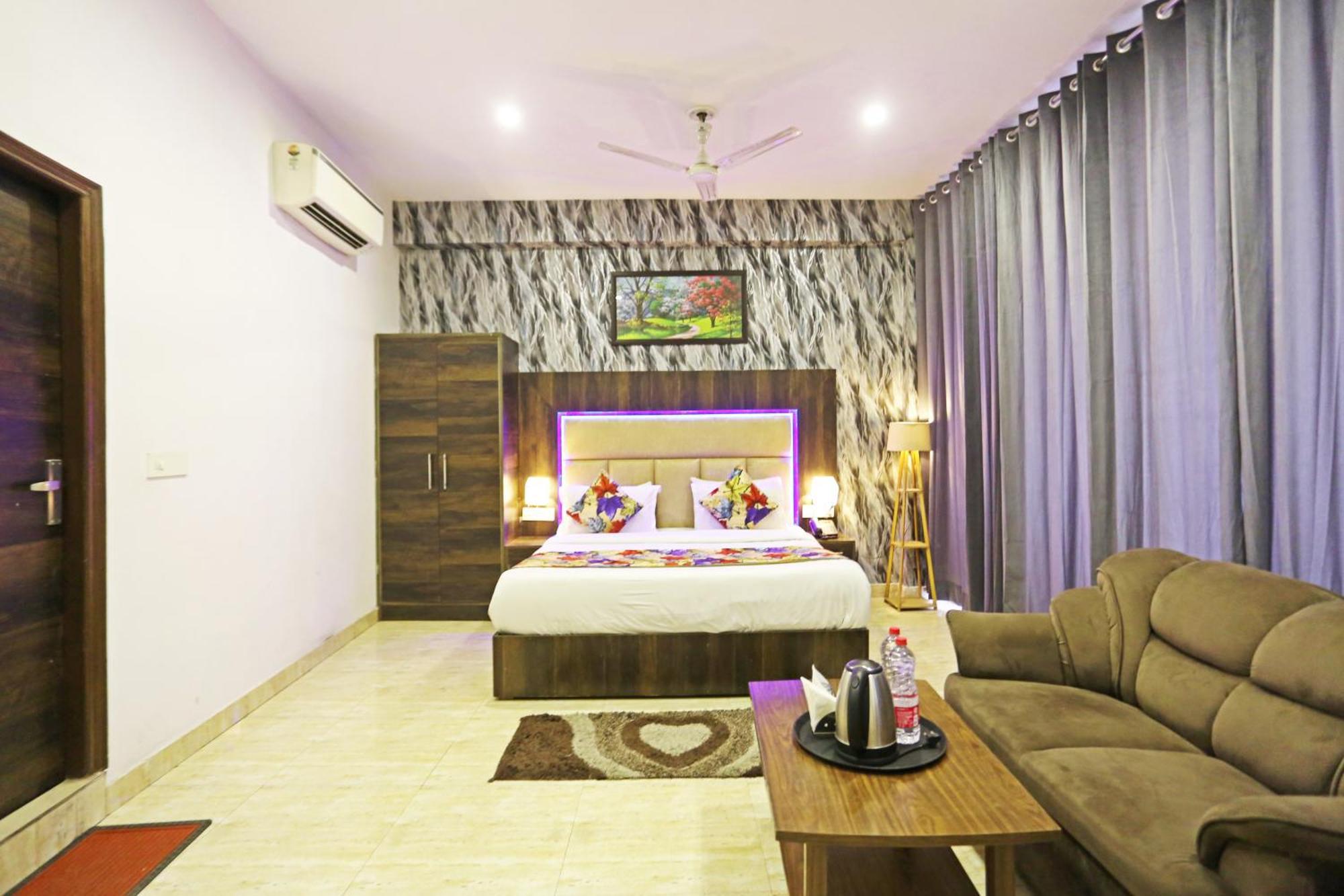 Hotel The Kiara Near Delhi Airport ニューデリー エクステリア 写真