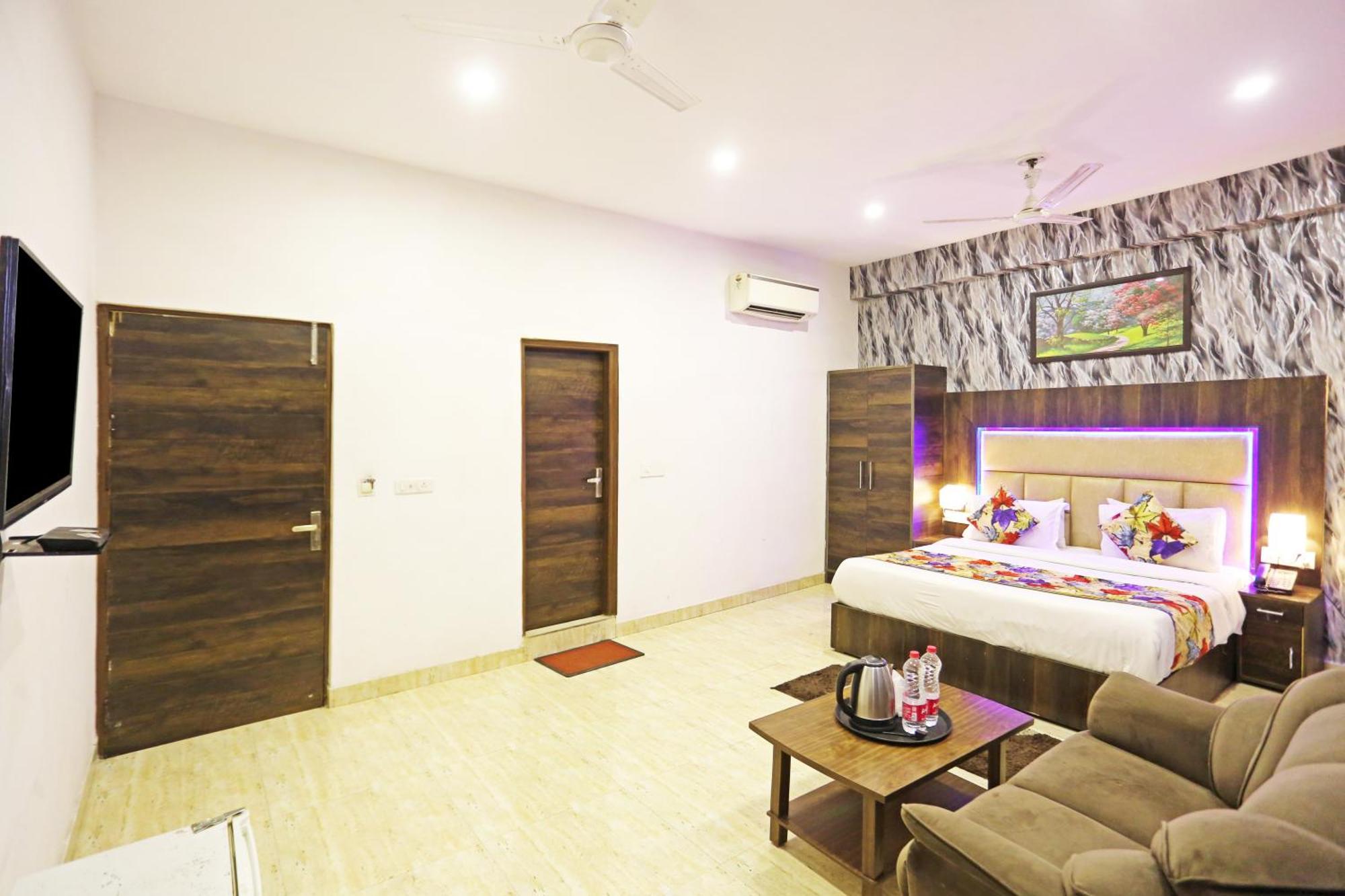 Hotel The Kiara Near Delhi Airport ニューデリー エクステリア 写真