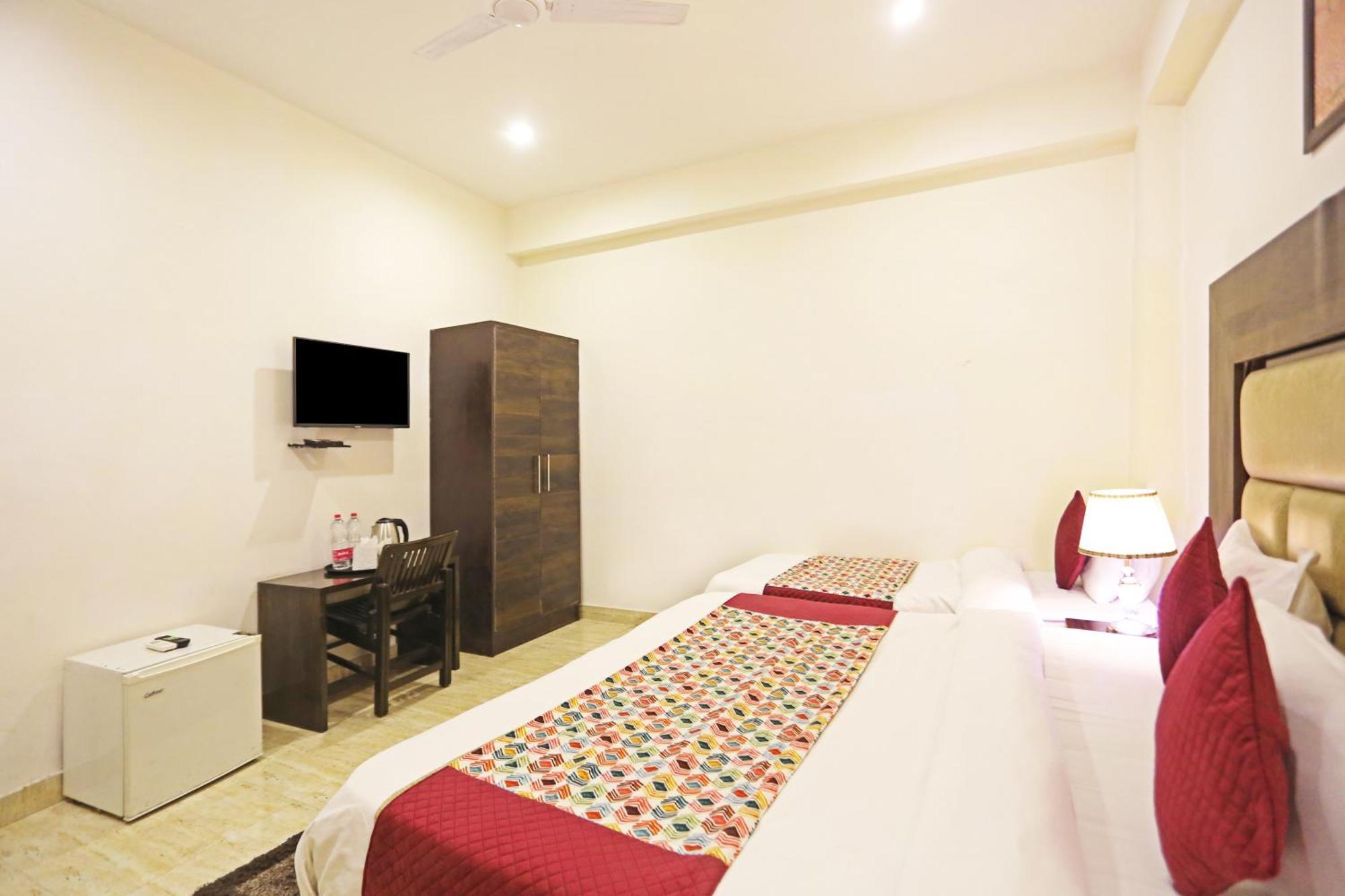 Hotel The Kiara Near Delhi Airport ニューデリー エクステリア 写真