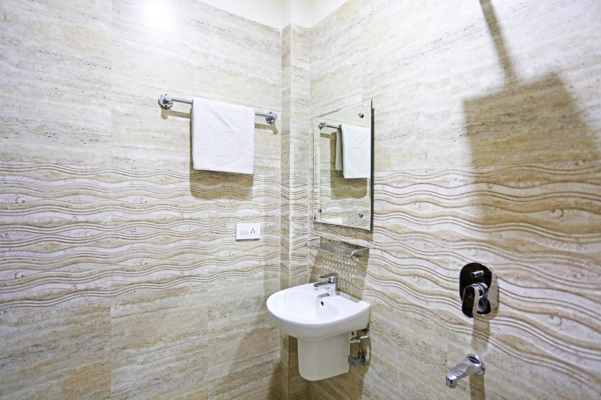 Hotel The Kiara Near Delhi Airport ニューデリー エクステリア 写真