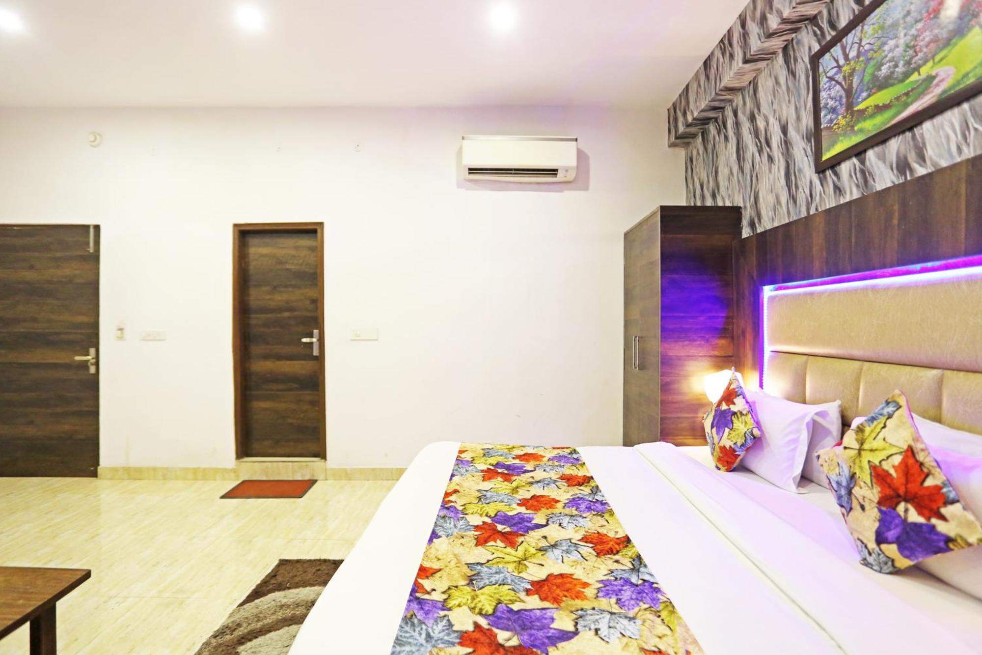 Hotel The Kiara Near Delhi Airport ニューデリー エクステリア 写真